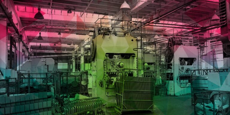 Interior de una fábrica con maquinaria industrial en funcionamiento, enfocándose en las líneas de producción y el equipo de procesamiento.